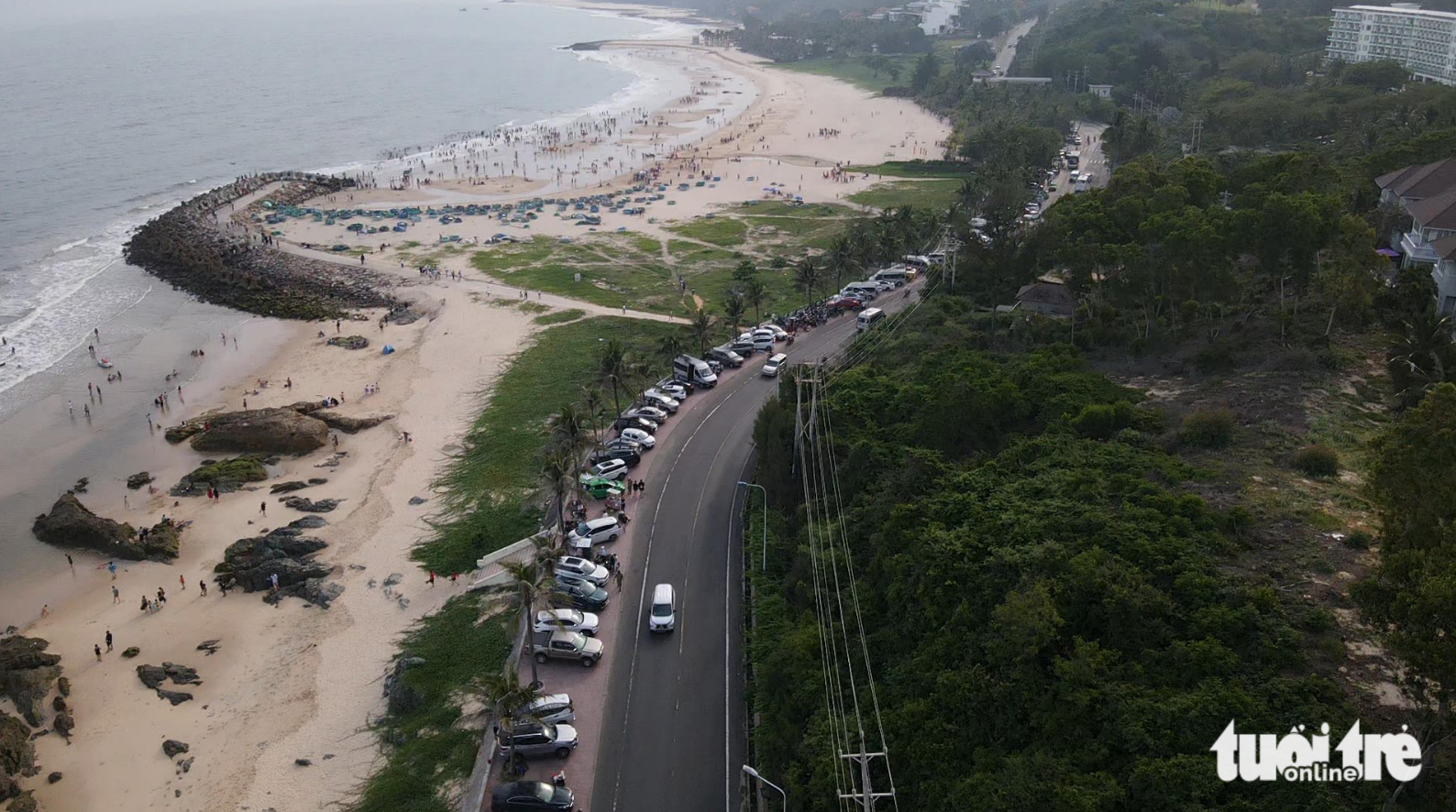 <em>Many cars are parked along a seaside road in Phan Thiet City. Photo: </em>Duc Trong / Tuoi Tre