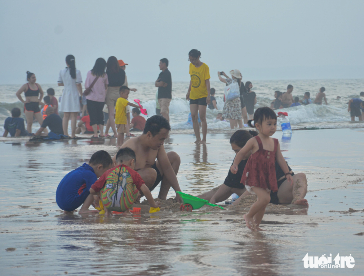 <em>Visitors are pictured playing on a beach in Phan Thiet City. Photo: </em>Duc Trong / Tuoi Tre