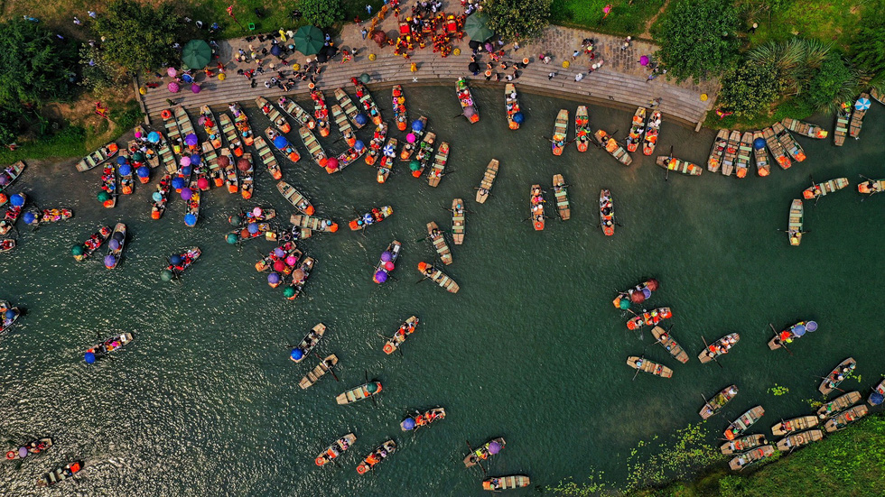 <em>Boats carry visitors who attend the Trang An Festival at the namesake landscape complex in the northern Vietnamese province of Ninh Binh on April 21, 2019. Photo: </em>Mai Thuong / Tuoi Tre