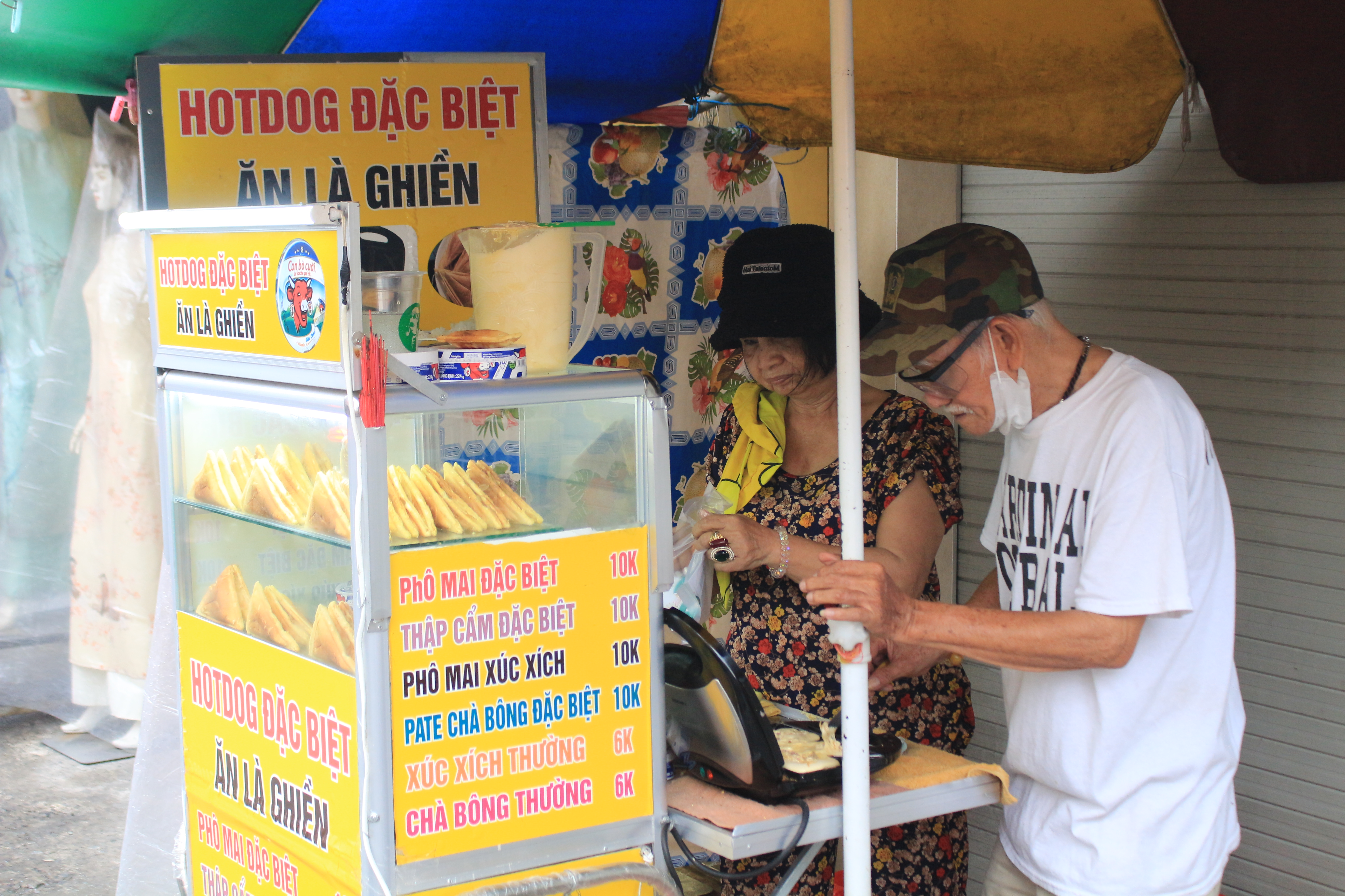 A hot dog that isn’t a hot dog in Vietnam