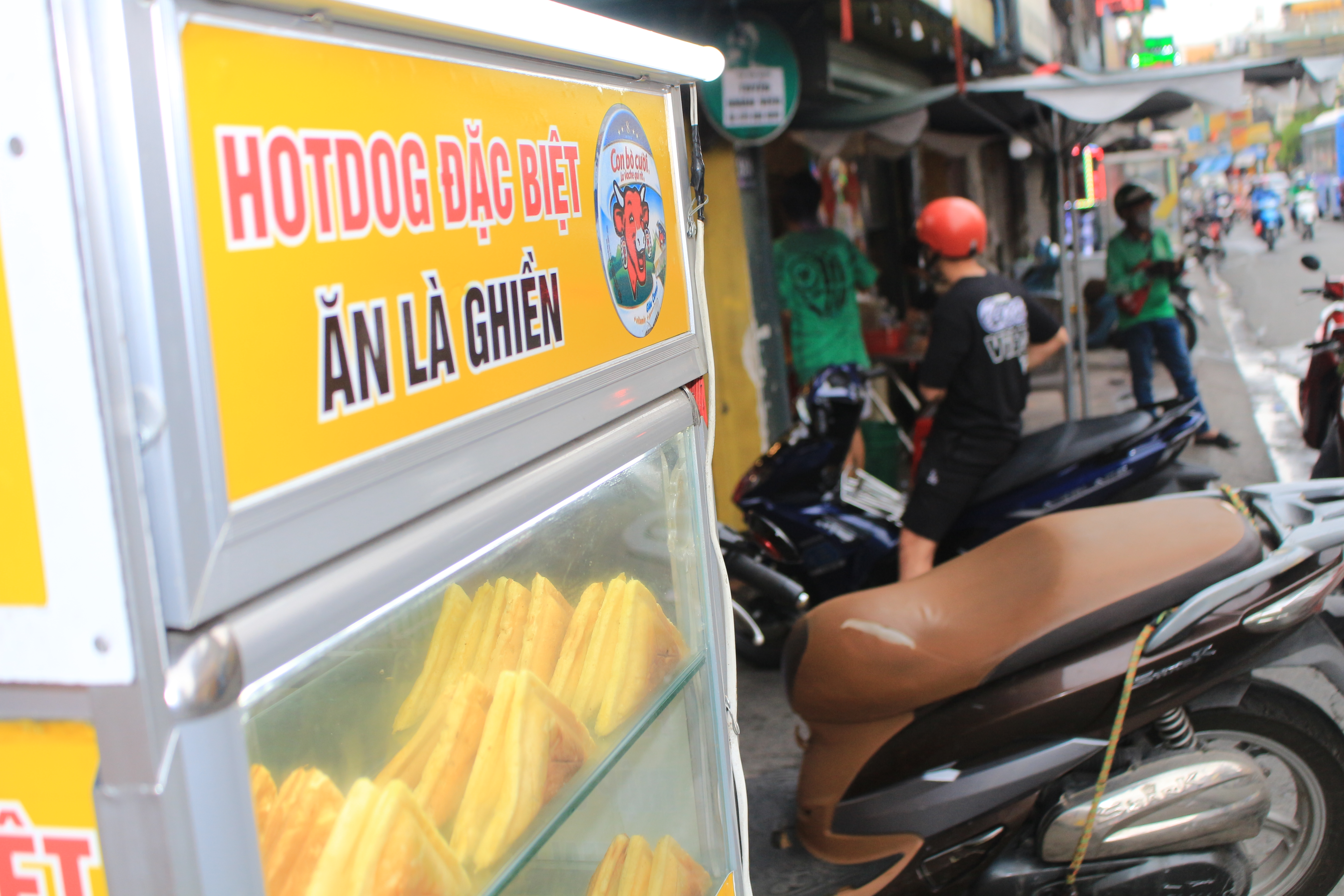 <em>Vietnamese hot dogs are sold at a street stall in Go Vap District, Ho Chi Minh City. Photo: </em>Ray Kuschert / Tuoi Tre News