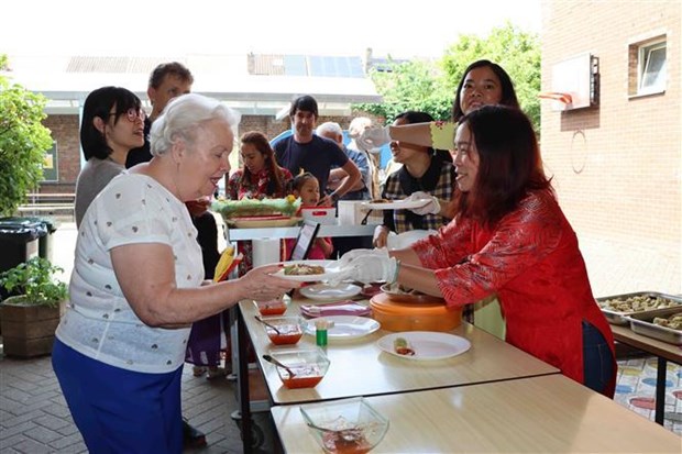 “Tet in Summer” held in Belgium to raise funds for Vietnamese poor children hinh anh 1
