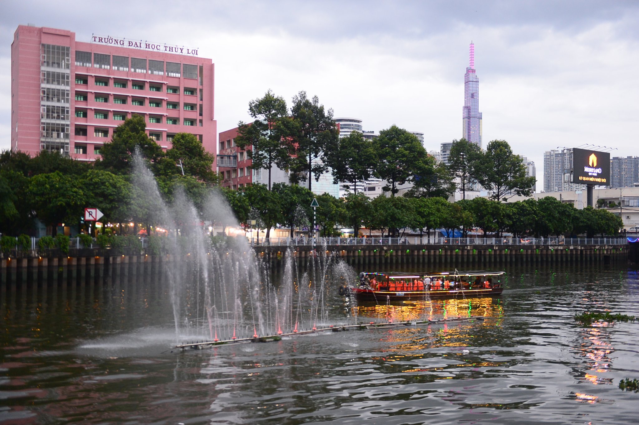 <em>Visitors take a boat tour on Nhieu Loc - Thi Nghe Canal in Ho Chi Minh City. Photo: </em>Quang Dinh / Tuoi Tre News