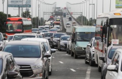 Vietnam halves car registration fees to boost sales Vietnam halves car registration fees to boost sales