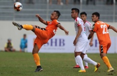 After losing a lawsuit, the Vietnamese football team pays the Slovak team$ 73, 000 to cover player training costs. After losing a lawsuit, the Vietnamese football team pays the Slovak team$ 73, 000 to cover player training costs.