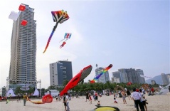 Industry and services continue to be a key driver of Da Nang's economic development. Industry and services continue to be a key driver of Da Nang's economic development.