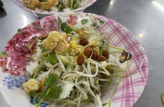 “Vietnamese street food is always good, isn't it?' “Vietnamese street food is always good, isn't it?'