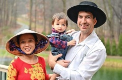 Vietnamese-American couple abandons modern life Vietnamese-American couple abandons modern life