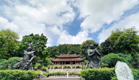 Visit to a temple that is 1,000 years old is considered barefoot reverence.