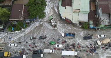 Downpour causes flooding in Binh Duong, Dong Nai, highway blocked
