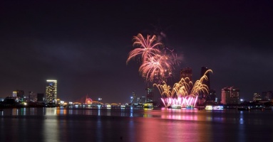 Pyrotechnic displays of Australia and Italy light up the sky in Da Nang.