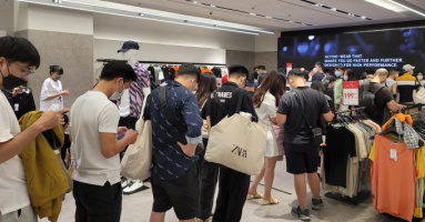 Vietnamese young people overspending bit time, behide the screen