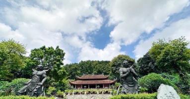 Visit to a temple that is 1,000 years old is considered barefoot reverence.