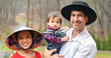 Vietnamese-American couple abandons modern life