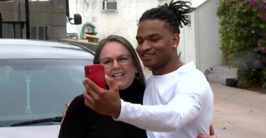 Grandma and man she accidentally texted for Thanksgiving to reunite for 8th year